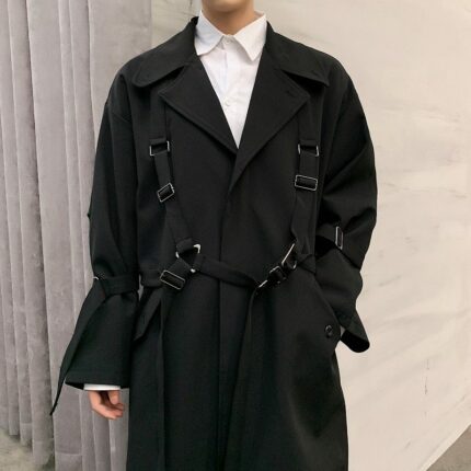 Jacke mit schwarzem Revers und Gurtband
