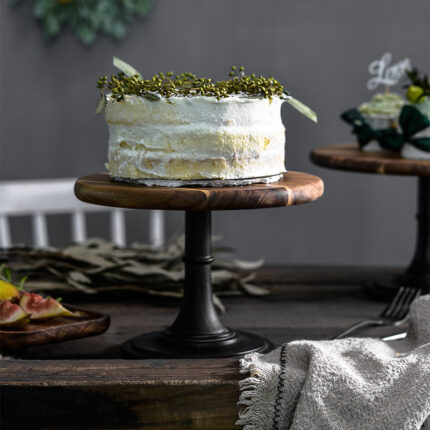 Massivholz tablett dessert kuchen stehen