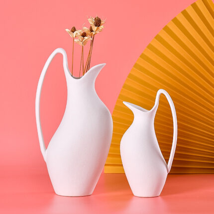 Keramische Arbeits platte weiße Wasser flasche und Vase