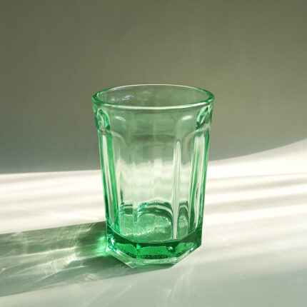 Mittlere alte Tasse Smaragdgrün Glas sechseckig Vintage