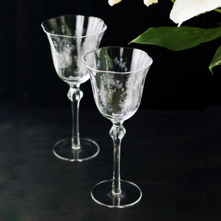 Mittelalter liches Rotwein glas geätzt niedliche Blumen Vintage Kristall
