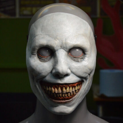 Weiße Augen maske Lächeln Exorzismus