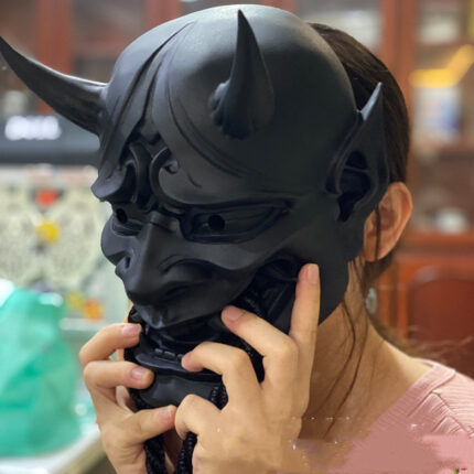 Japanische Dose mit rotem Gesicht Grimasse mit Seil hörnern